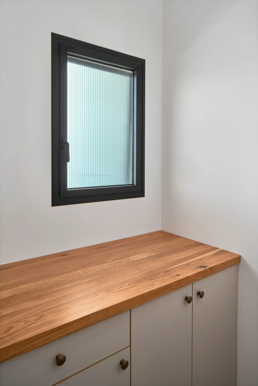 חלון קיפ קטן בחדר של חברת אלוג'י